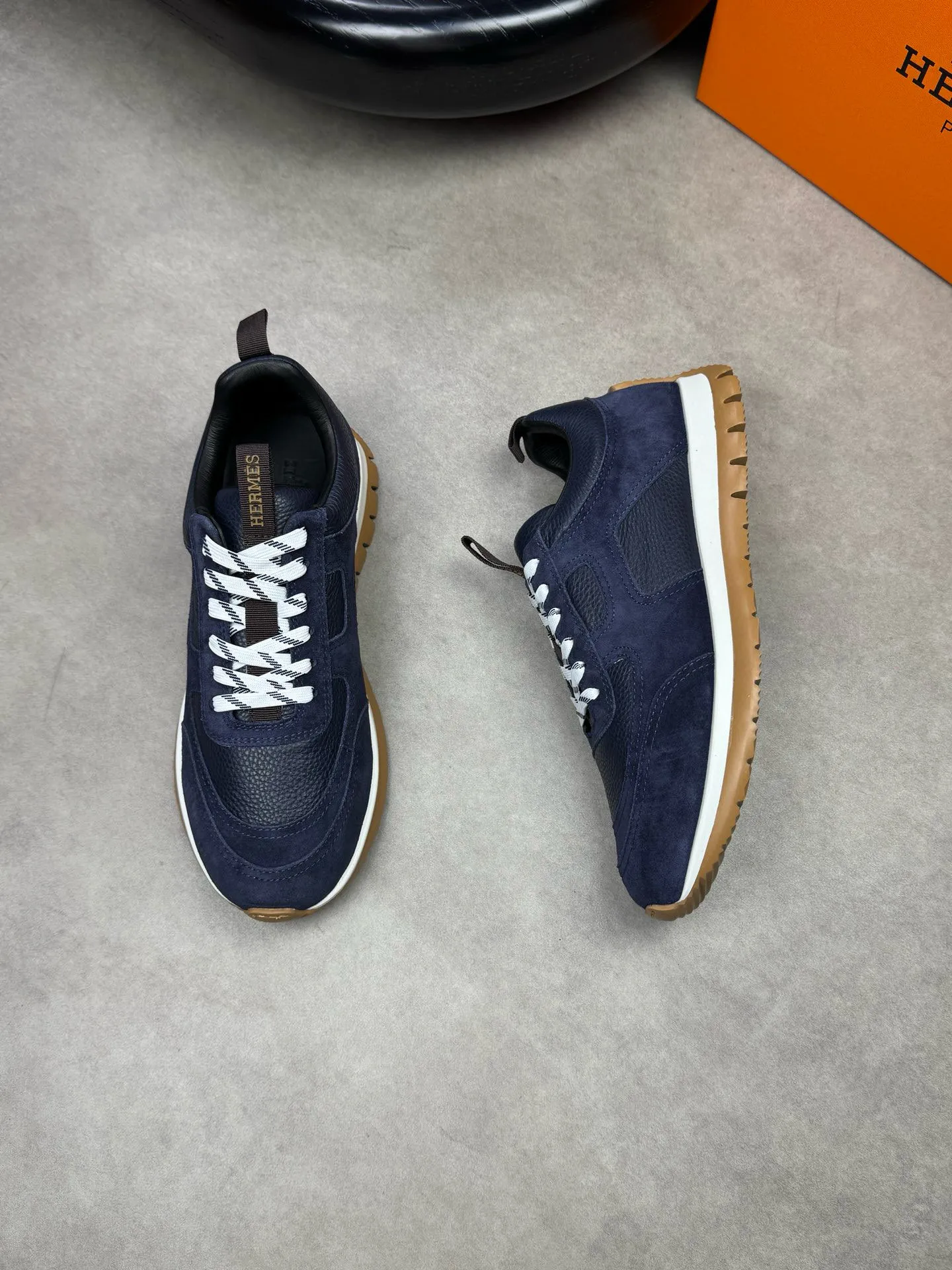 [HERMES] Hermes men's shoes 💰: 800💰 - High-end quality original items 🔍🔍🔍 casual sports shoes - Upper: 🔝 pebbled calfskin, suede calfskin, shoe body forged ´H´ totem, tongue webbing injection molded brand logo - Lining: brand canvas, foot pads; water-dyed cowhide -Outsole: Ultra-light T men's shoes 💰U foam; two-color molded outsole -Ultra-high quality control and fine workmanship: highlighted (high-end, extravagance, grade) -Size: 38-44 (45, can be customized)
